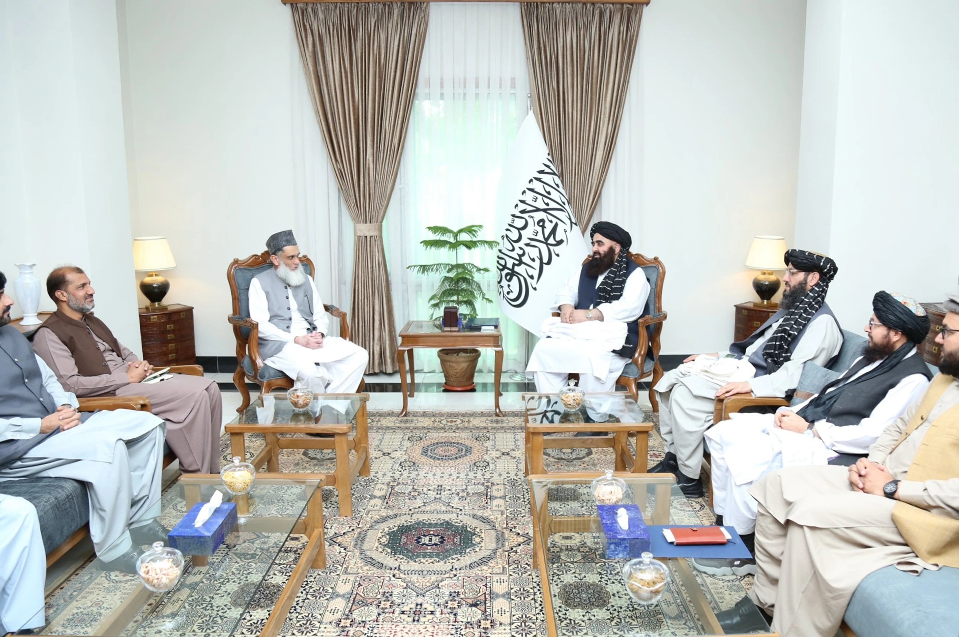 د افغانستان بهرنیو چارو وزیر: د کډوالو پر وړاندې د ګاونډیو پاروونکي اقدامات د ډپیلوماټیکو اړیکو په زیان دي
