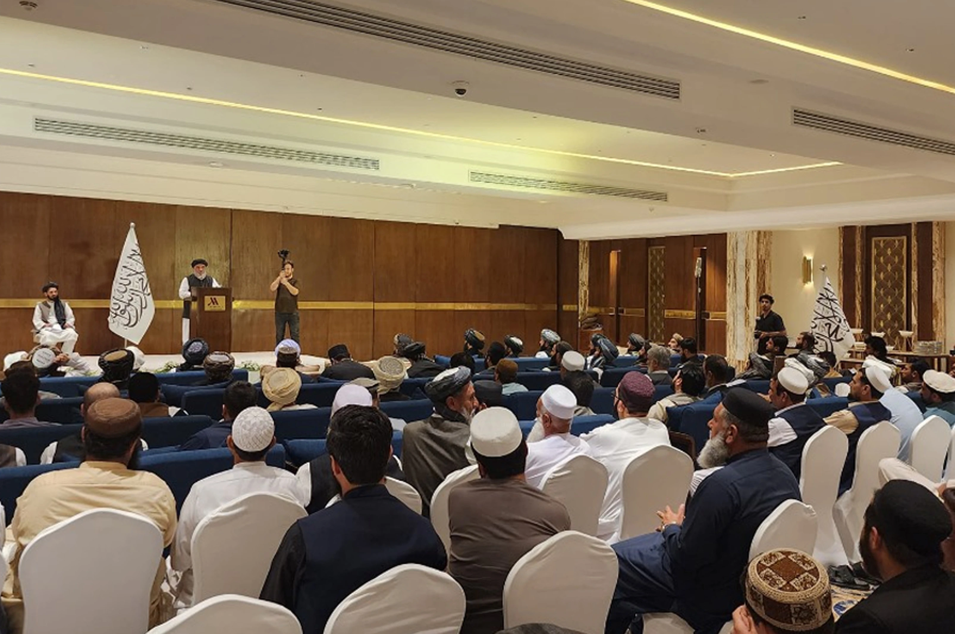 د افغانستان صنعت او سوداګرۍ وزیر پاکستان کې له افغان سوداګرو سره وکتل