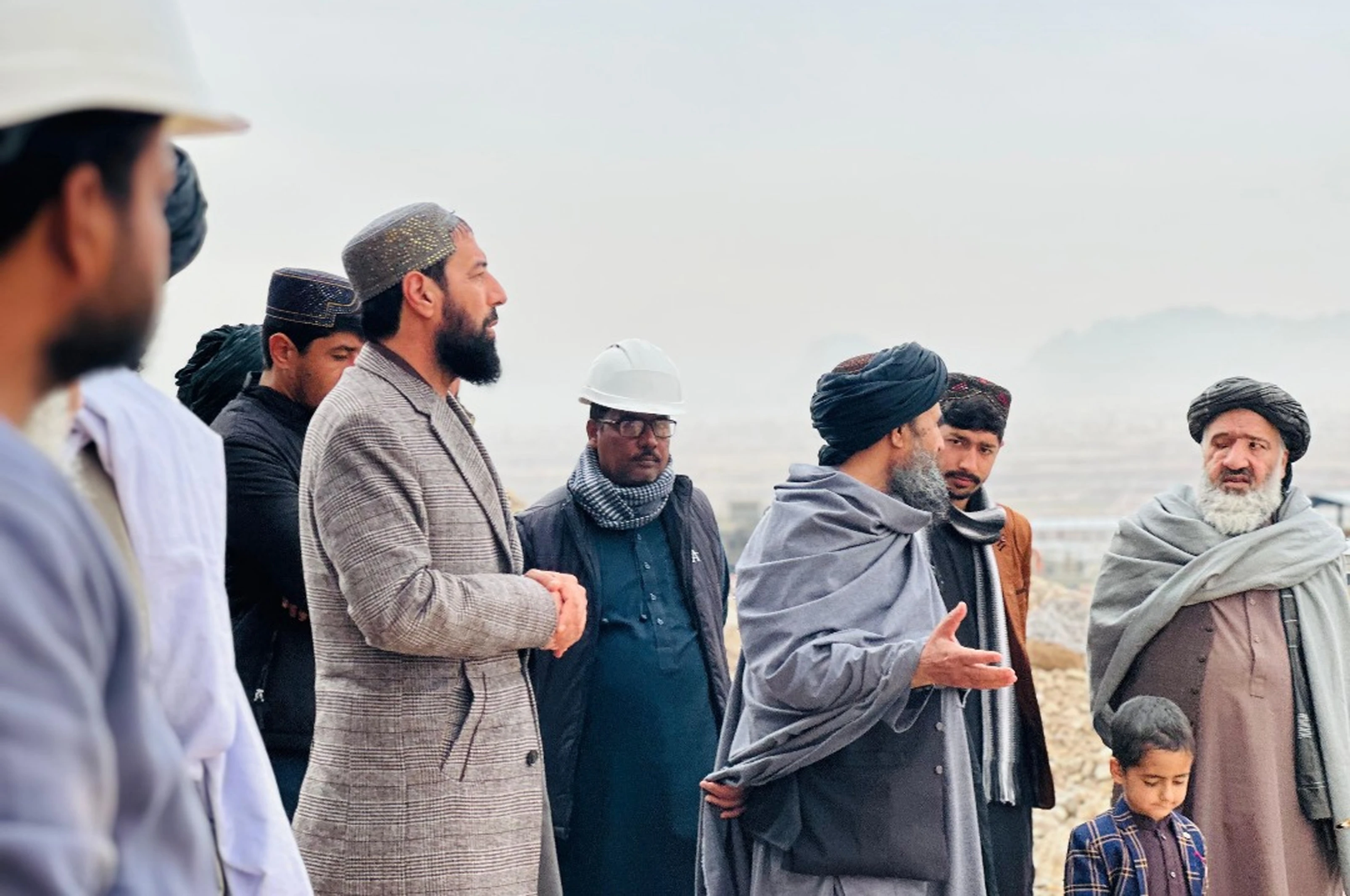 ملا برادر اخوند د کندهار شوراندام سیمنټو فابریکې له کاري بهیر لیدنه کړې