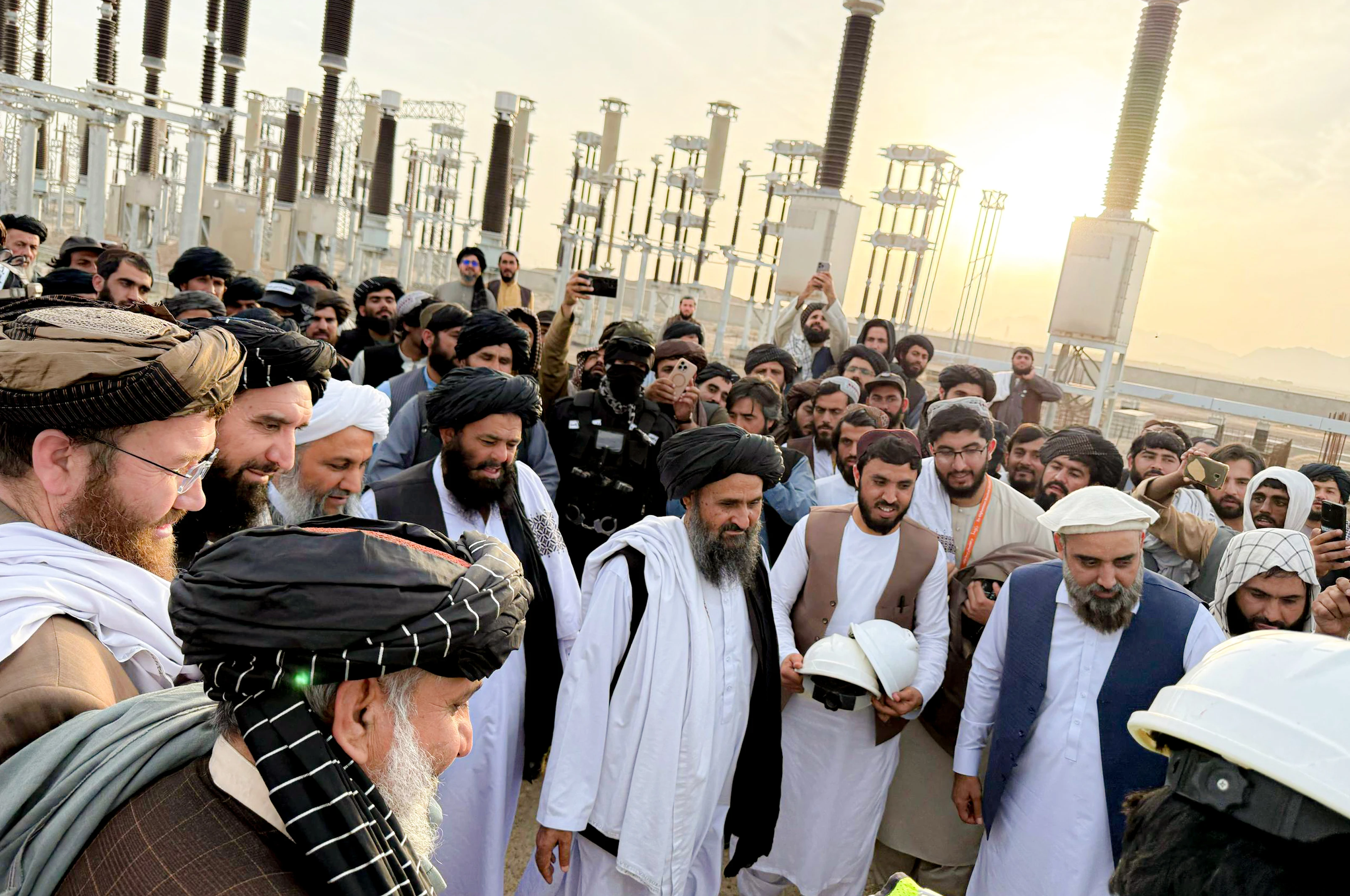 کندهار، زابل او هلمند کې د برېښنا درېیو سترو پروژو پاتې چارې پیل شوې