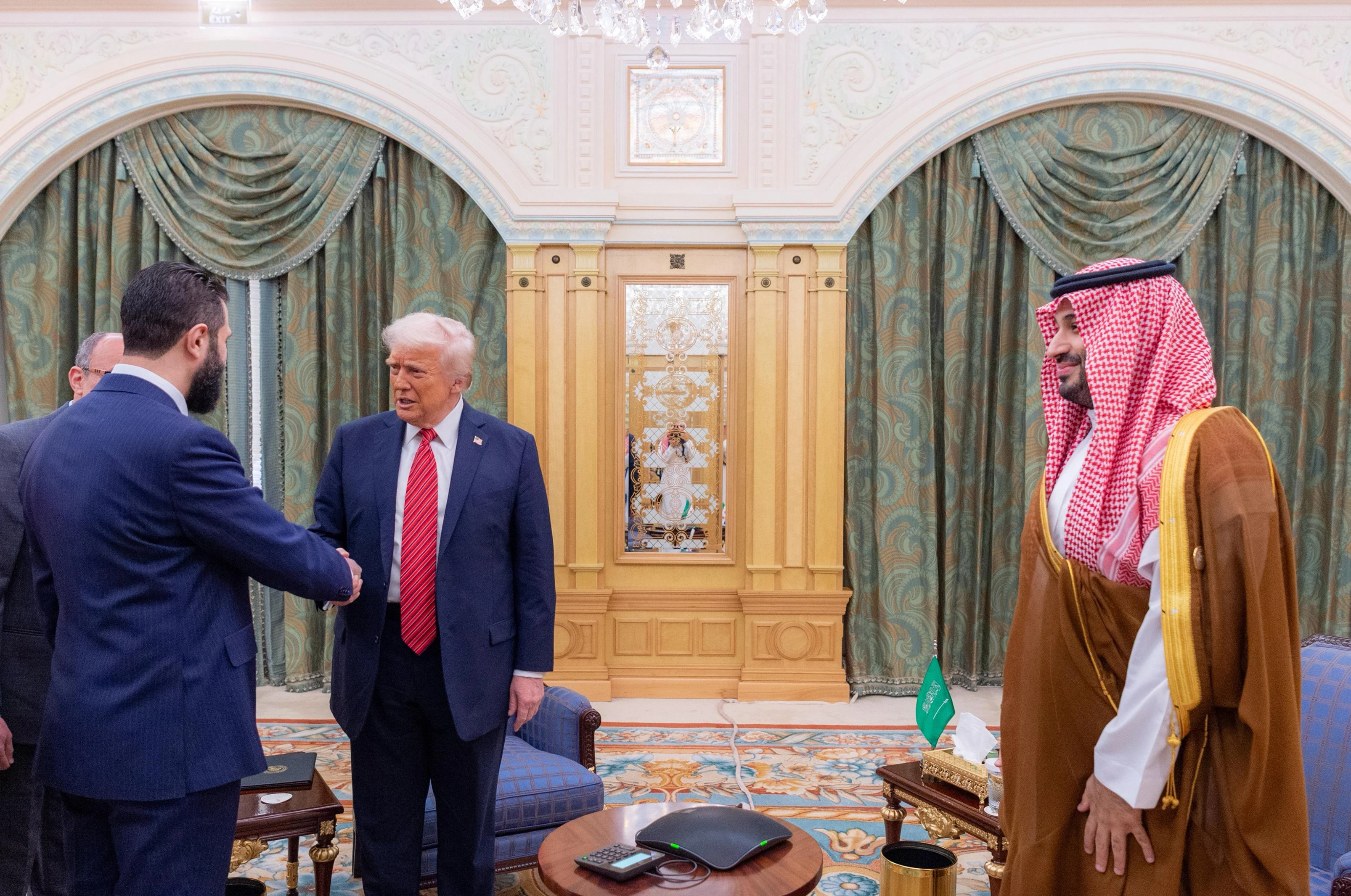 ټرمپ او احمد الشرع سعودي عربستان کې سره کتلي