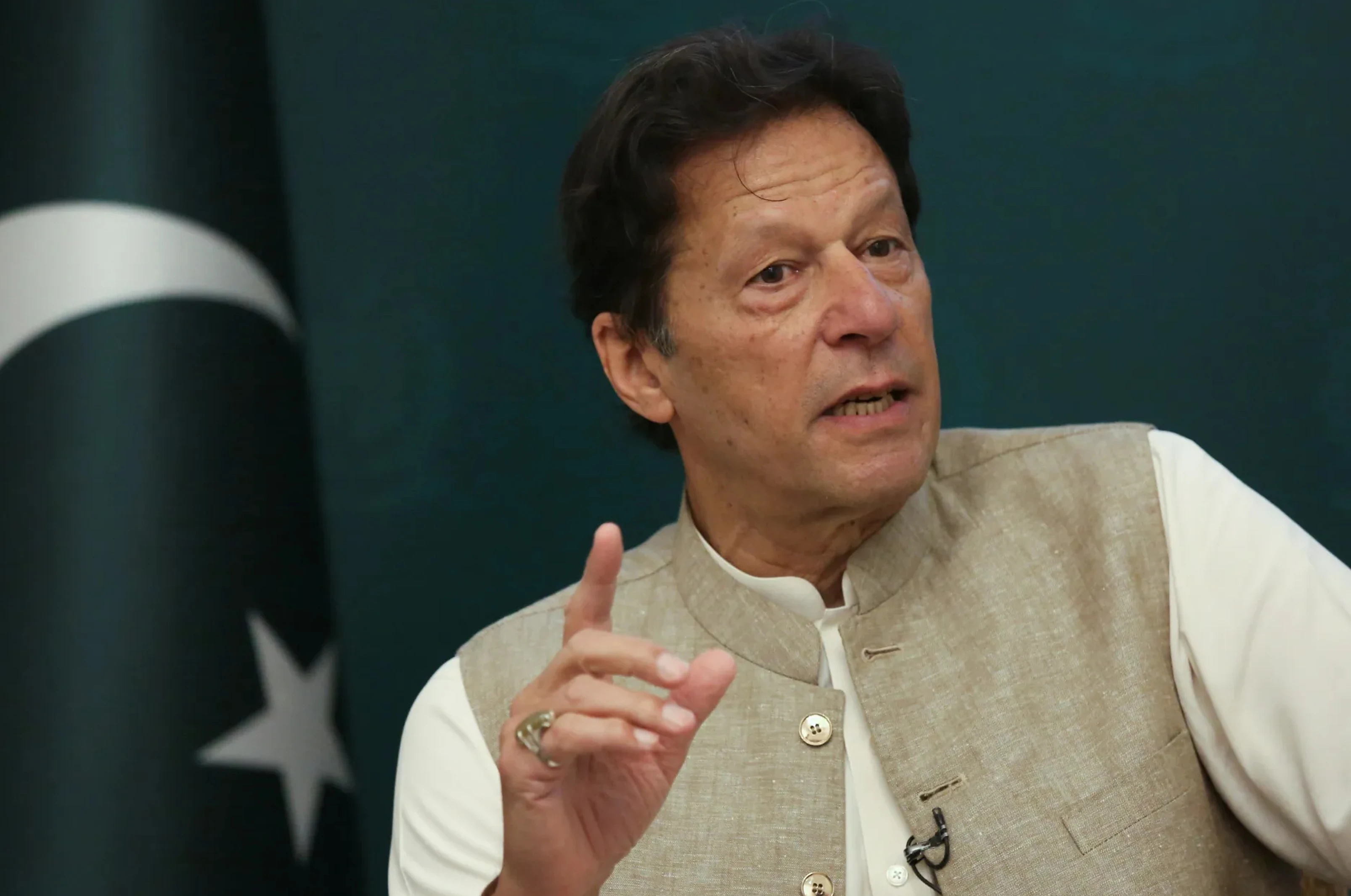 عمران خان افغانستان کې عملیات احمقانه کړنه بولي
