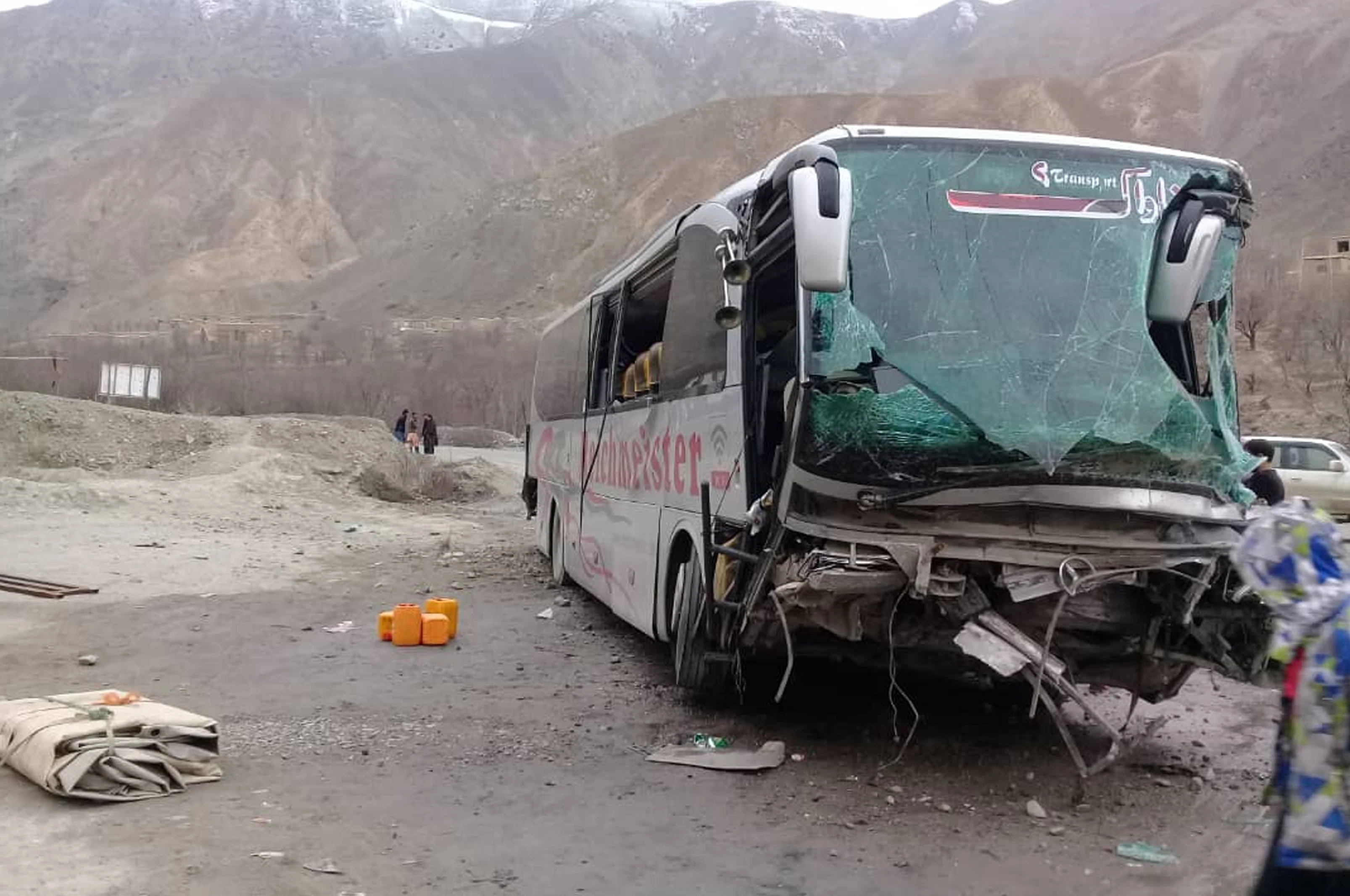 بغلان کې ټرافیکي پېښې: ۱۱تنو ته مرګ ژوبله اوښتې