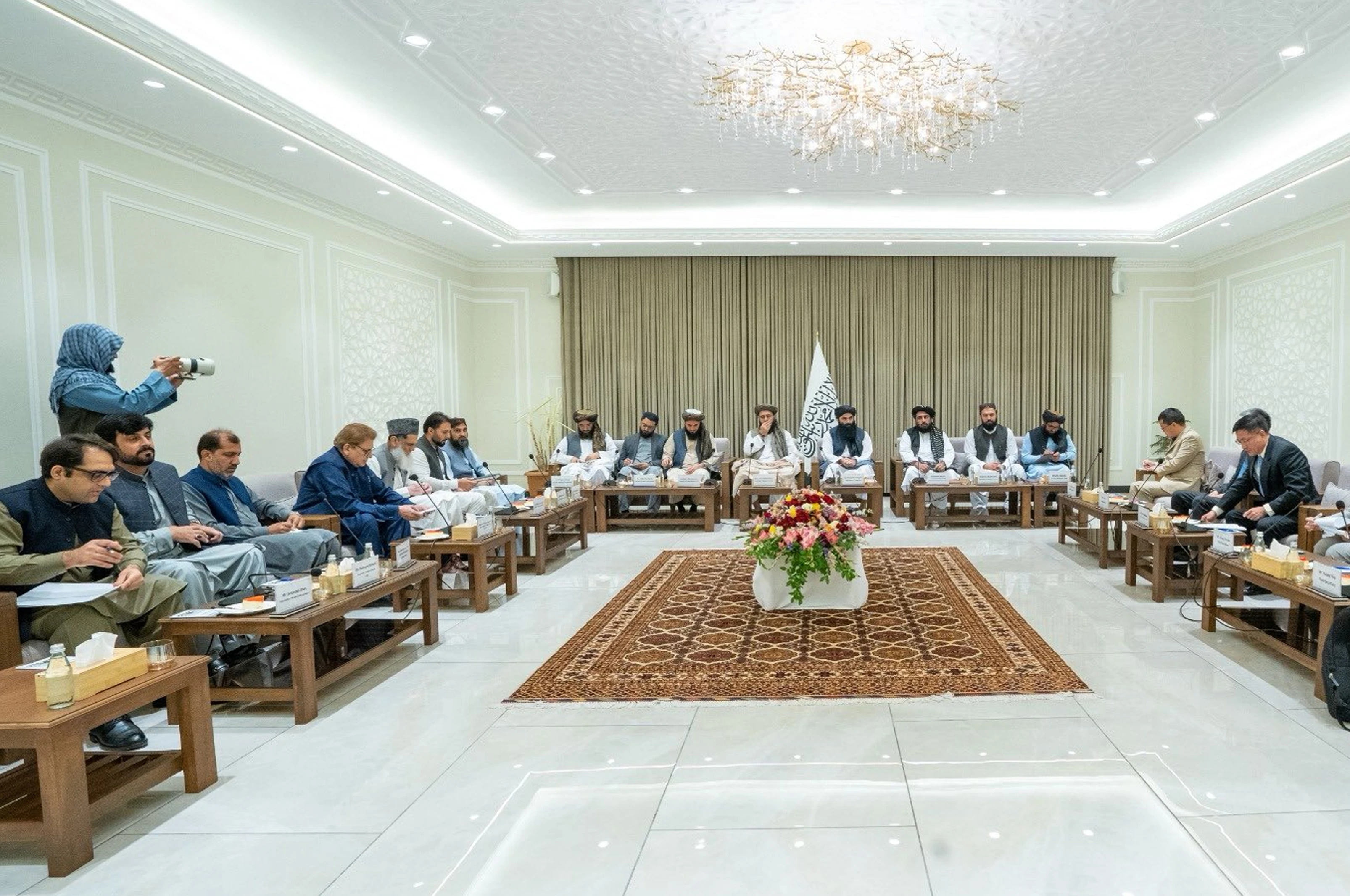 د کورنیو چارو وزیر: سیاسي او اقتصادي اړیکې د متقابل درناوي او تعامل له لارې ترلاسه کېدای شي