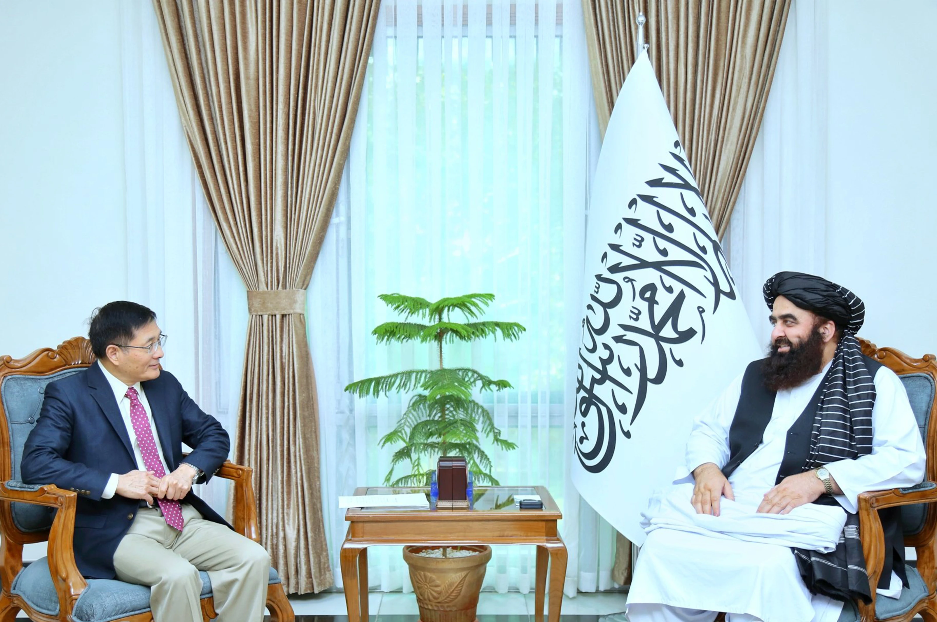 د افغانستان او چین لوړ پوړو چارواکو په مهمو مسایلو خبرې وکړې