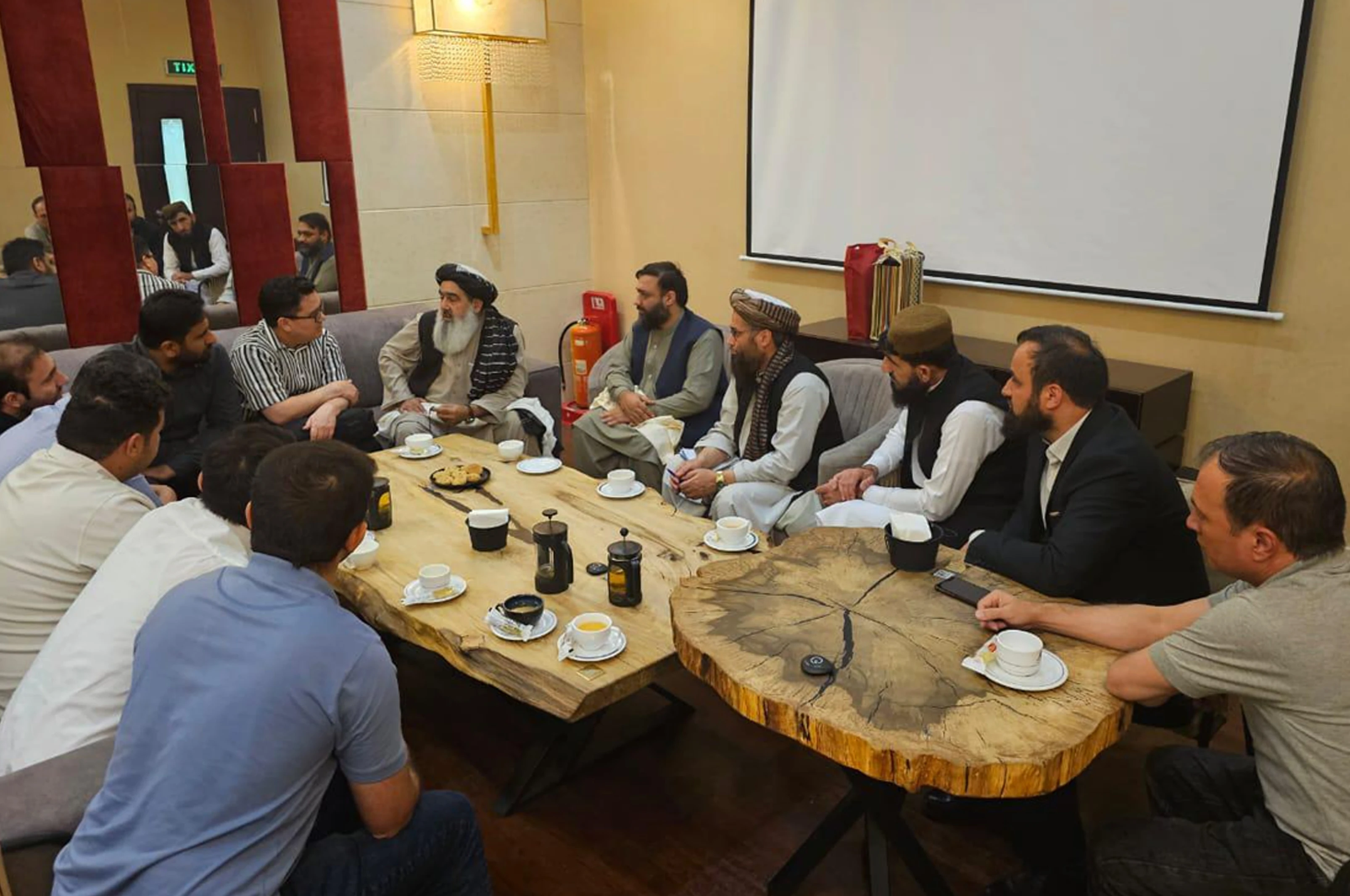عامې روغتیا وزیر ایران کې افغان متخصصینو سره د کاري فرصتونو برابرولو ژمنه کړې