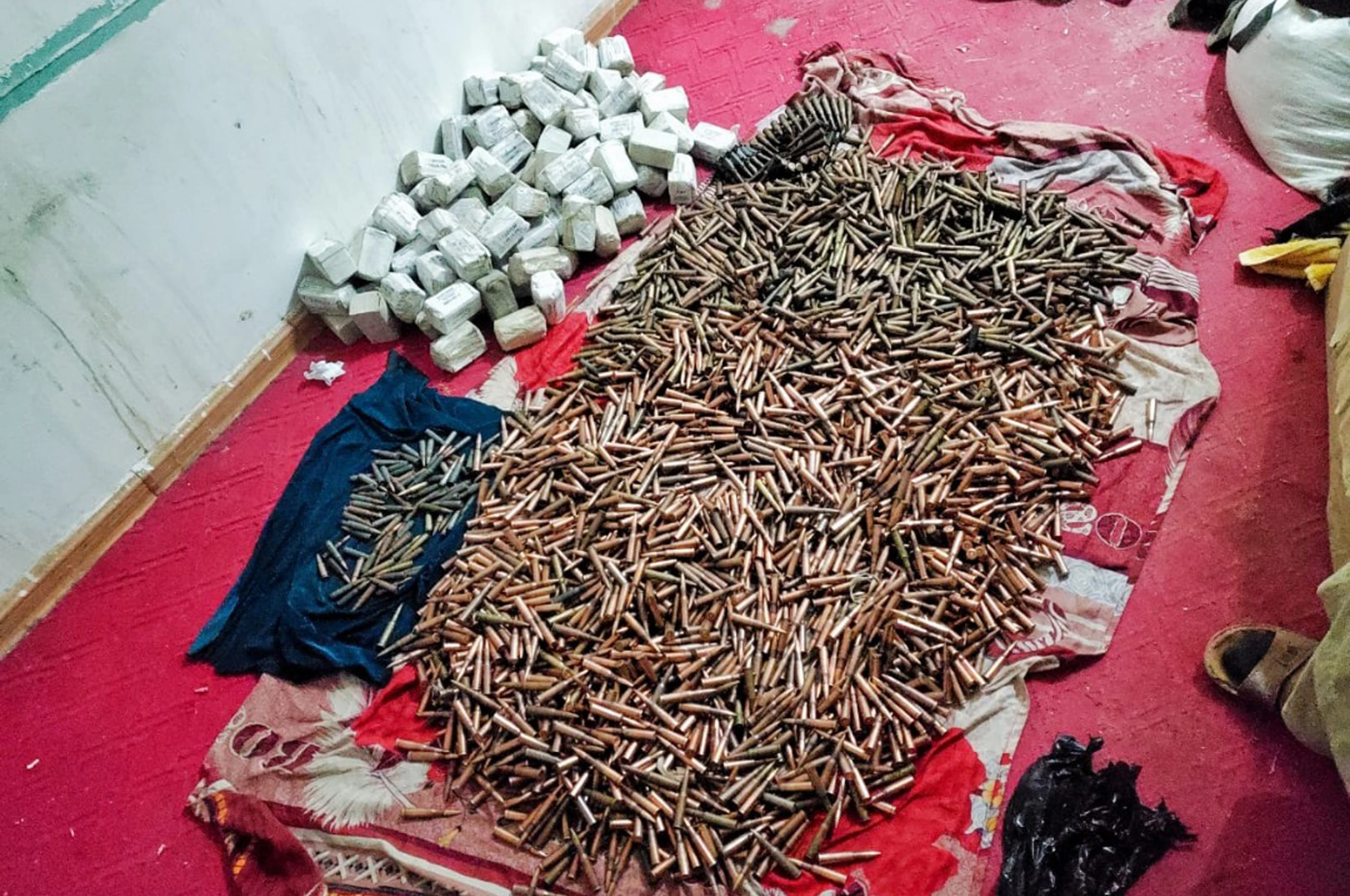 کندهار او سمنګان کې ګڼې وسلې او زرګونه فیره مرمۍ نیول شوې
